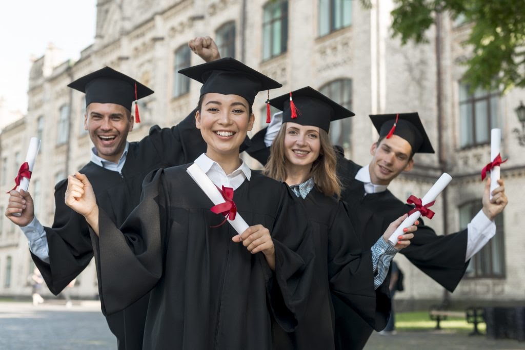 Yêu cầu ứng viên có tốt nghiệp đại học, cao đẳng tại Manitoba